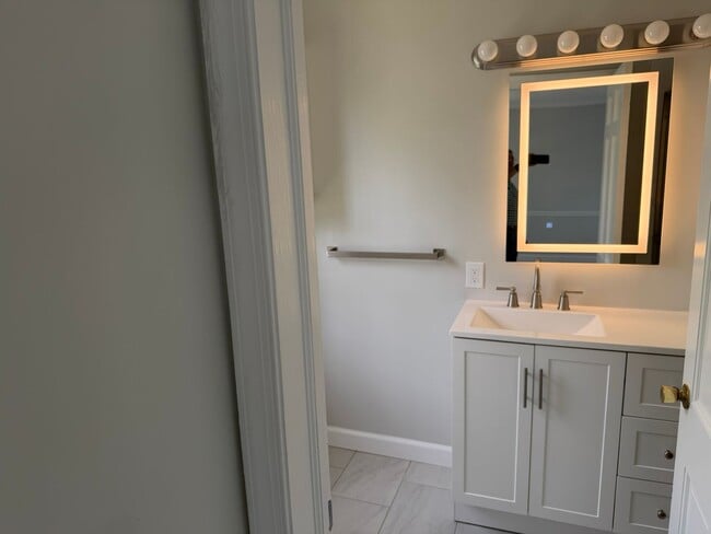 Building Photo - Lovely Home In Sought After Westmoreland Hills