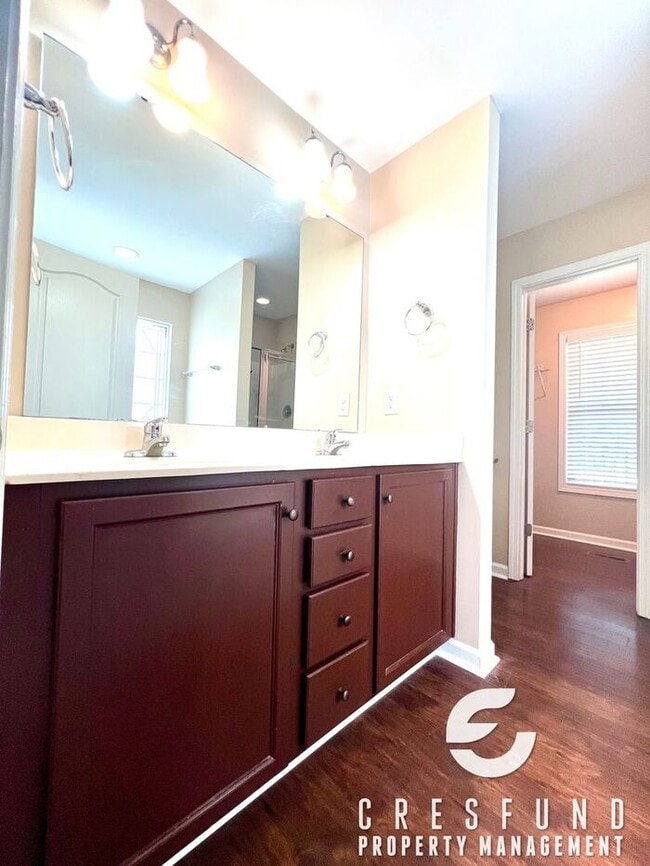Building Photo - Conveniently Located Close to RALEIGH/RDU/...