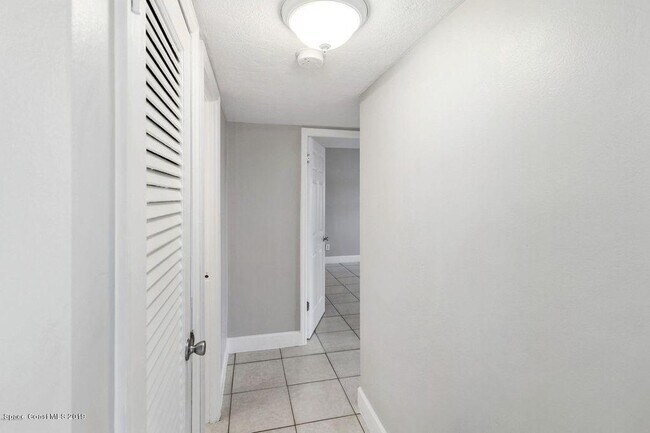Building Photo - 223 Columbia Dr