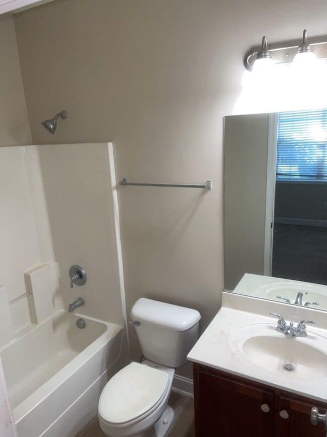 Building Photo - 186 Bristol Way