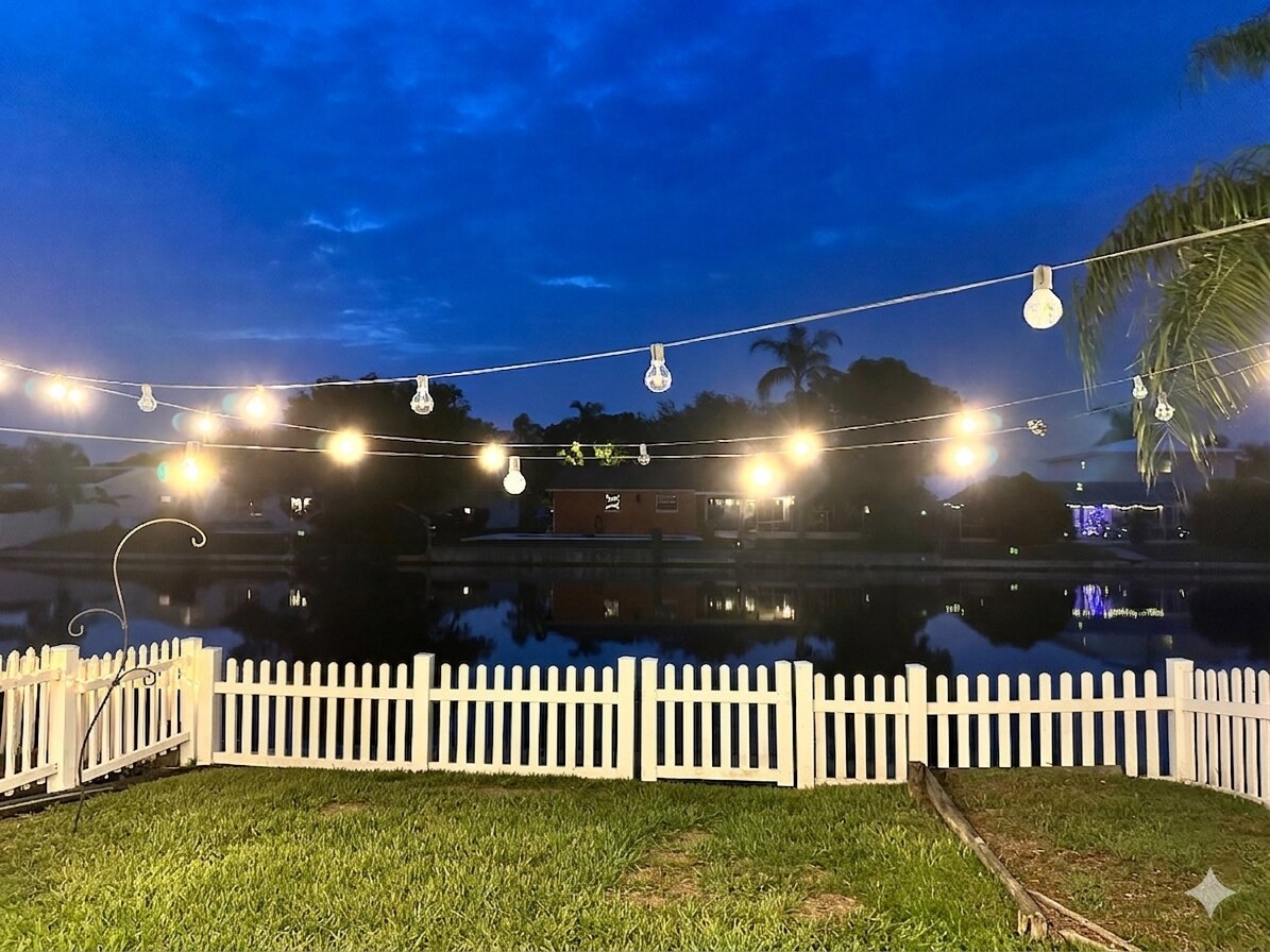 Building Photo - 8733 Bay Pointe Dr