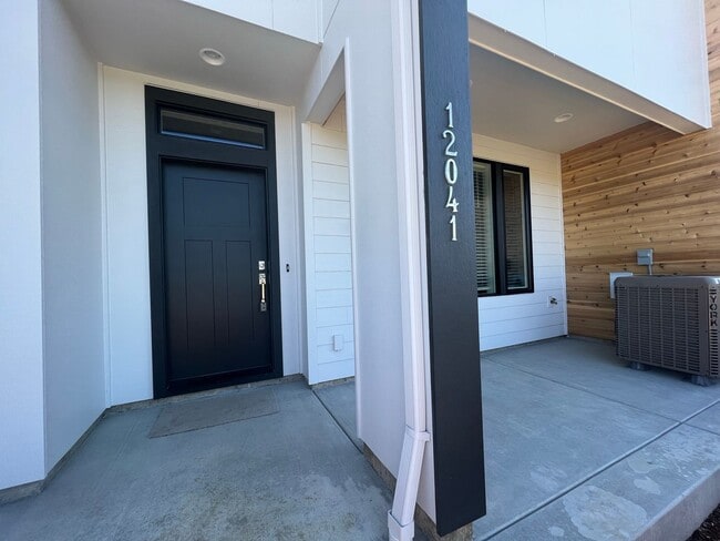 Building Photo - Beautiful, Newer Townhome!  Walking distance to many amenities.