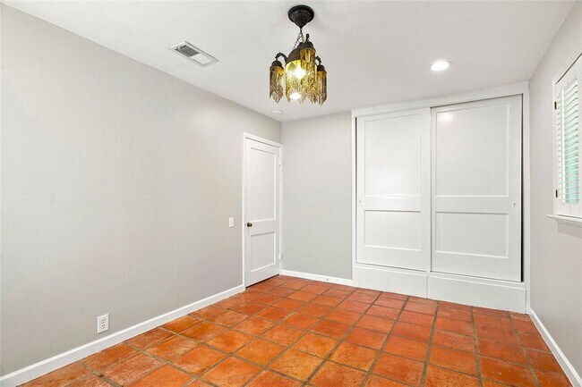 Building Photo - 3005 Village Dr
