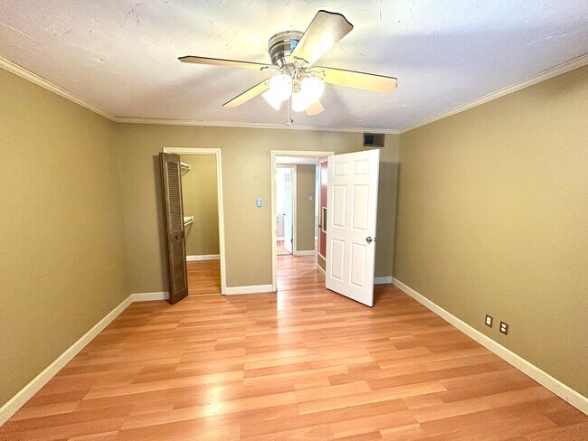 Building Photo - MOVE IN SPECIAL Upstairs Condo with Premium Amenities & Hardwood Floors!