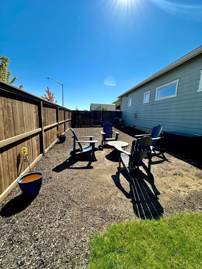 Building Photo - Gorgeous single-Level Pahlisch Home with a Fully Fenced Yard!