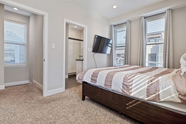Building Photo - Luxury 3-Bedroom, 4-Bathroom House in Sout...