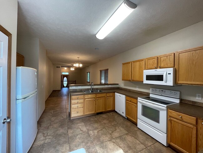 Building Photo - Spacious, updated, 5 bedroom, 3 bath house in south Lincoln.