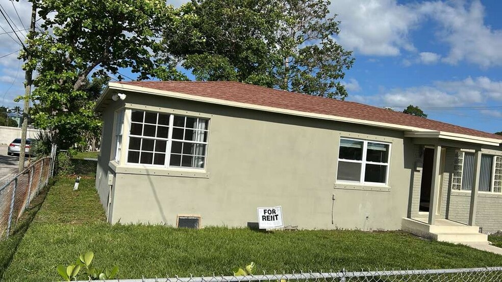 Building Photo - 2205 A E Isaacs Ave