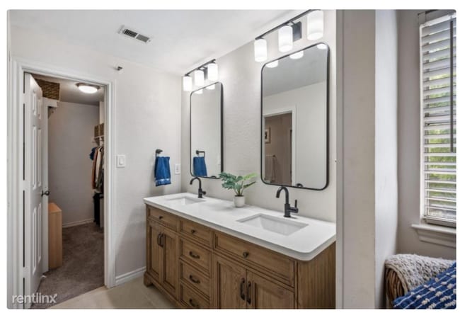 Building Photo - 1010 Allen St