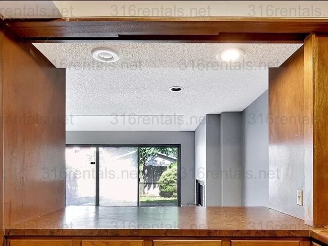 Building Photo - $1545 - 2 bed 2 bath - Duplex located in R...