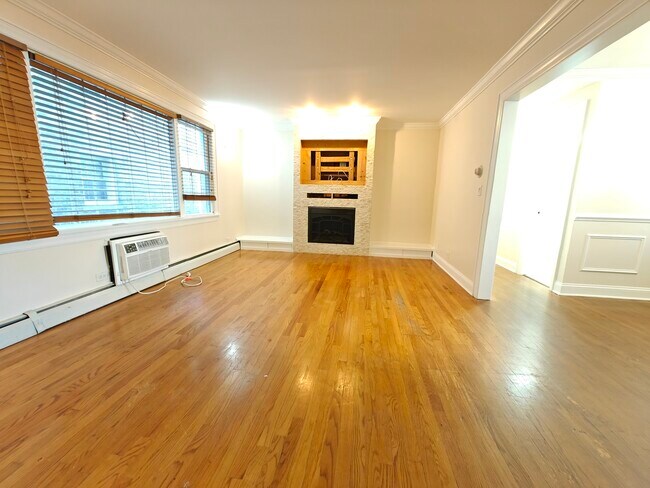 Building Photo - 7555 N Oakley Ave