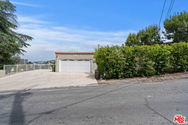 Building Photo - 5310 Medina Rd