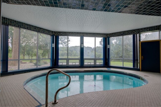 Building Photo - Luxury Riverfront Home