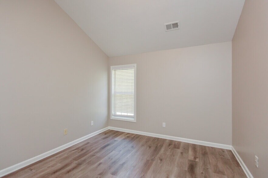 Building Photo - 137 Lantana Dr