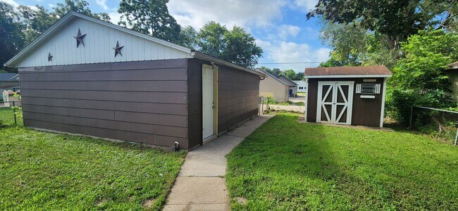 Building Photo - 2405 Maple St