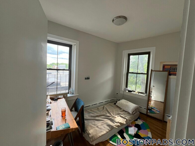 Building Photo - 102 Willow St