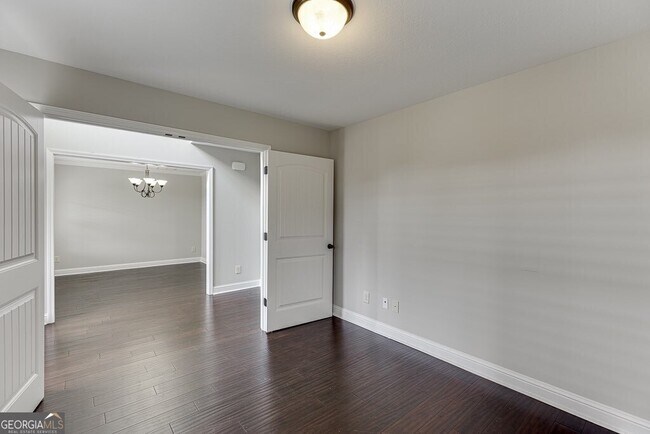 Building Photo - 323 Deer Run Dr