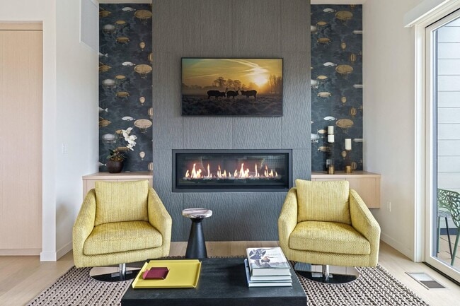 Building Photo - 4Bed 3.5 Bath - Views - Studio