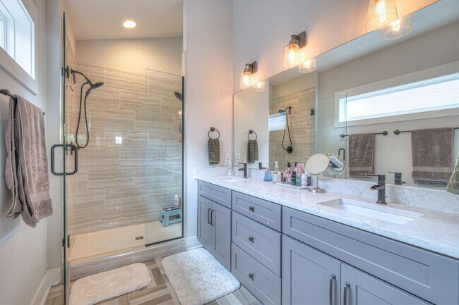 Building Photo - Luxurious 4BR Home Close to 12 South