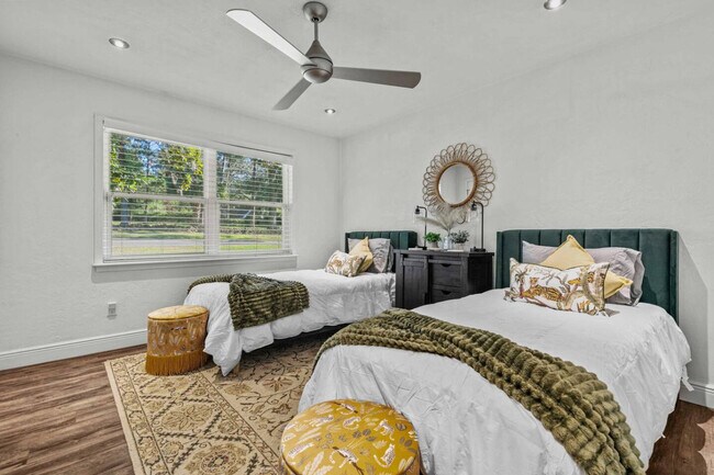 Building Photo - 2821 NW 4th Ln