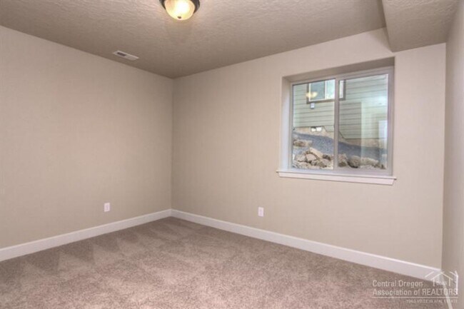Building Photo - Spacious 4 Bed/3 Bath Single Family Home i...