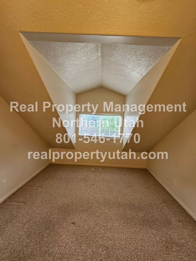 Building Photo - 3 Bedroom Townhome in Ogden Available Now!