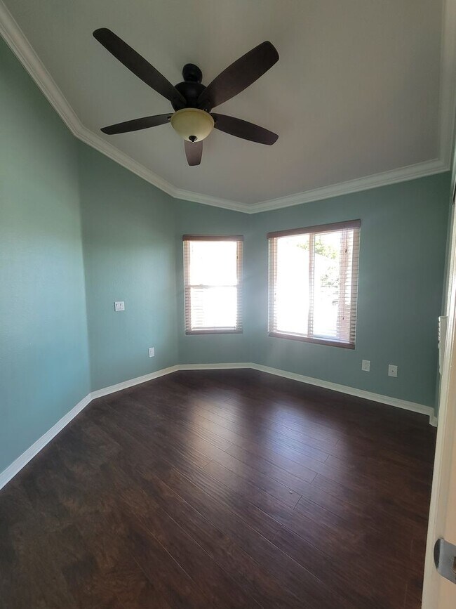 Building Photo - Beautiful 3 Bedroom, 2.5 Bathroom Home wit...
