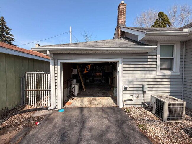 Building Photo - 707 E 118th St