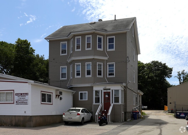 Primary Photo - 743-755 Rodman St