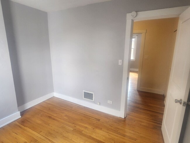 Building Photo - 2 Bedroom 1 bath updated Row Home