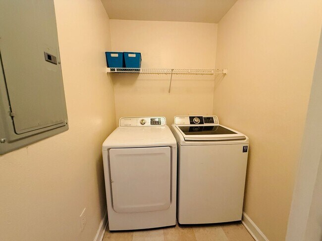 Building Photo - 3 Bedroom, 2 Bath with Garage For Rent in New Tampa!