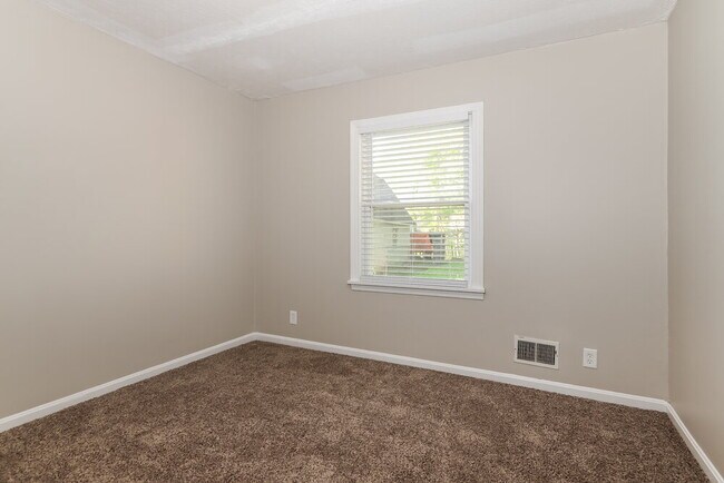Building Photo - 819 Flicker Rd