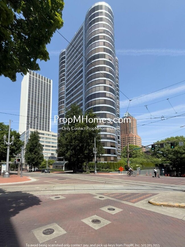Building Photo - Luxurious Two Bedroom High-Rise Living at the Portland Plaza!