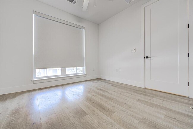 Building Photo - 1701 Simond Ave