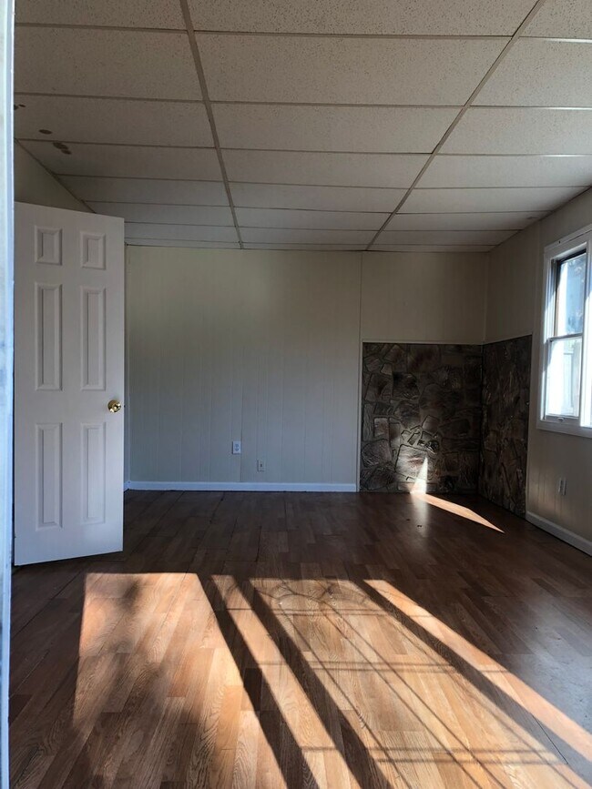 Building Photo - 2 bed Home for Rent with bonus room ....drive by and take a look