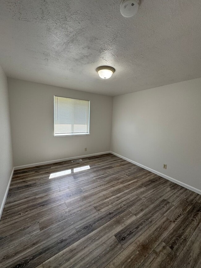 Building Photo - Myrtle Creek 3 bedroom home with 1 car garage