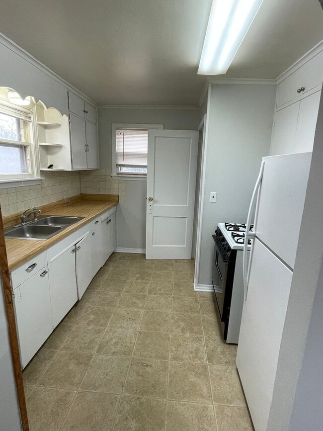 Building Photo - 2 Bedroom, 1 Bath Upstairs Unit for Rent