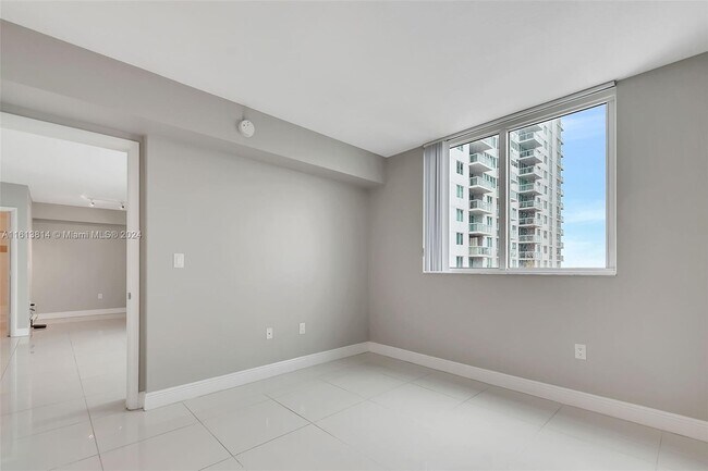 Building Photo - 1871 NW S River Dr