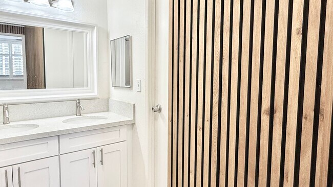 Building Photo - Beautifully Renovated 2-Bedroom, 2-Bathroom Condo 1-Parking