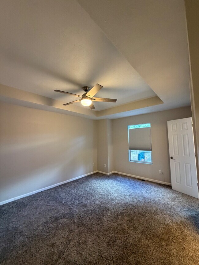 Building Photo - "Charming 4-Bedroom Home with 2.5 Baths on Knox Avenue – A Cozy Retreat in Hollister, MO!"