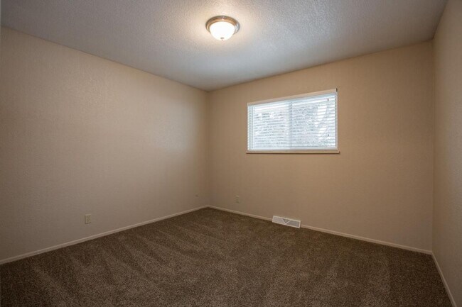 Building Photo - Students Welcome! Great Location!