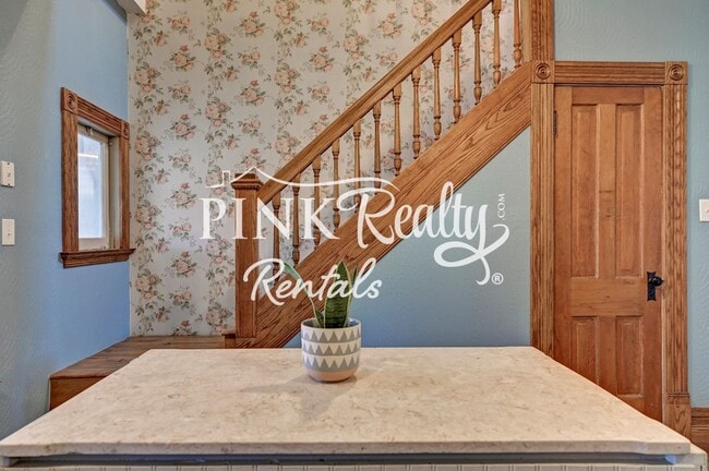 Building Photo - 1610 W Kiowa St