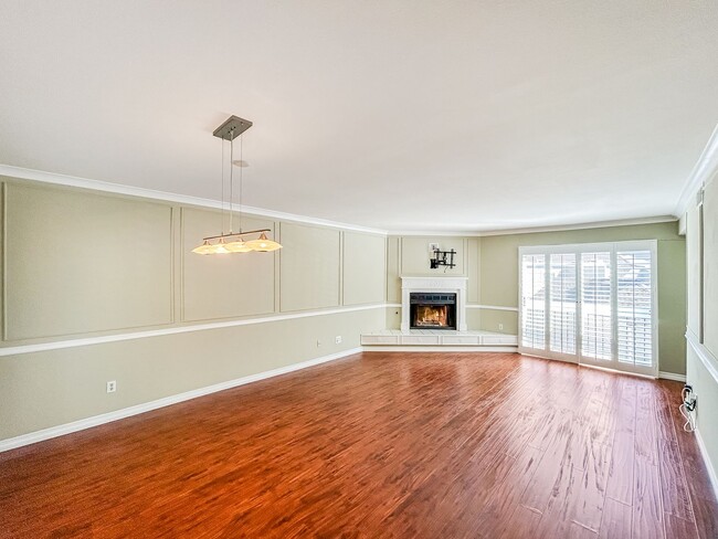 Building Photo - Beautiful 2BD/2.5BA Townhome W/ A/C and Attached Garage in Bay Ho!