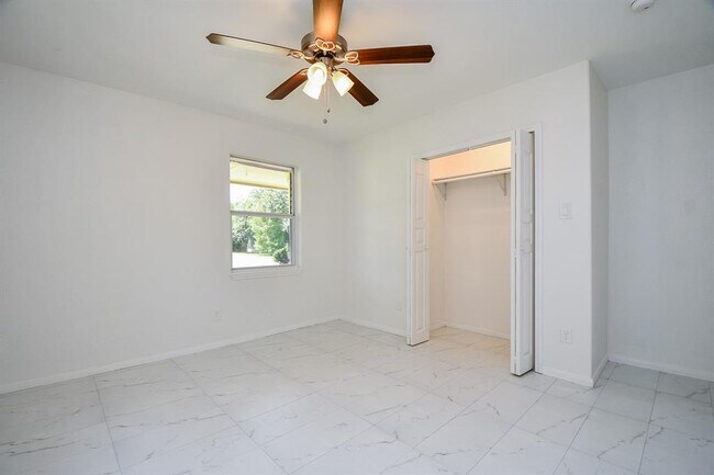 Building Photo - 9806 Larston St