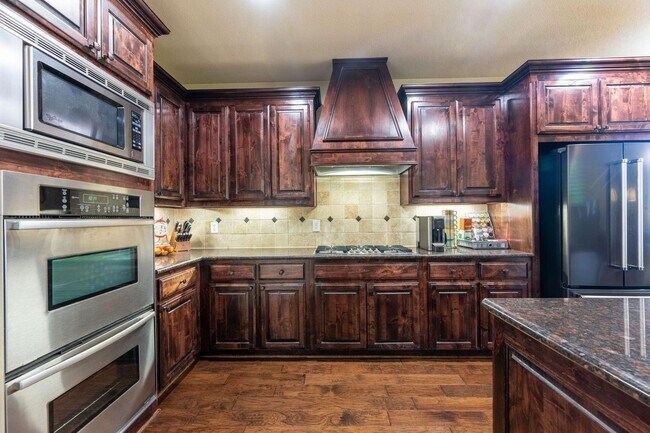 Building Photo - 810 Miramar Dr