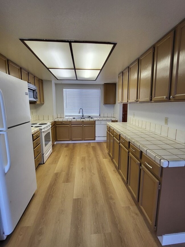 Building Photo - Recently Upgraded Townhouse in the Hills o...