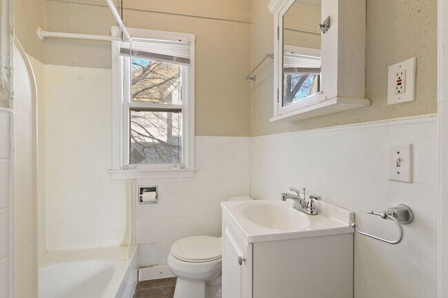 Building Photo - 2241 Pierce St NE