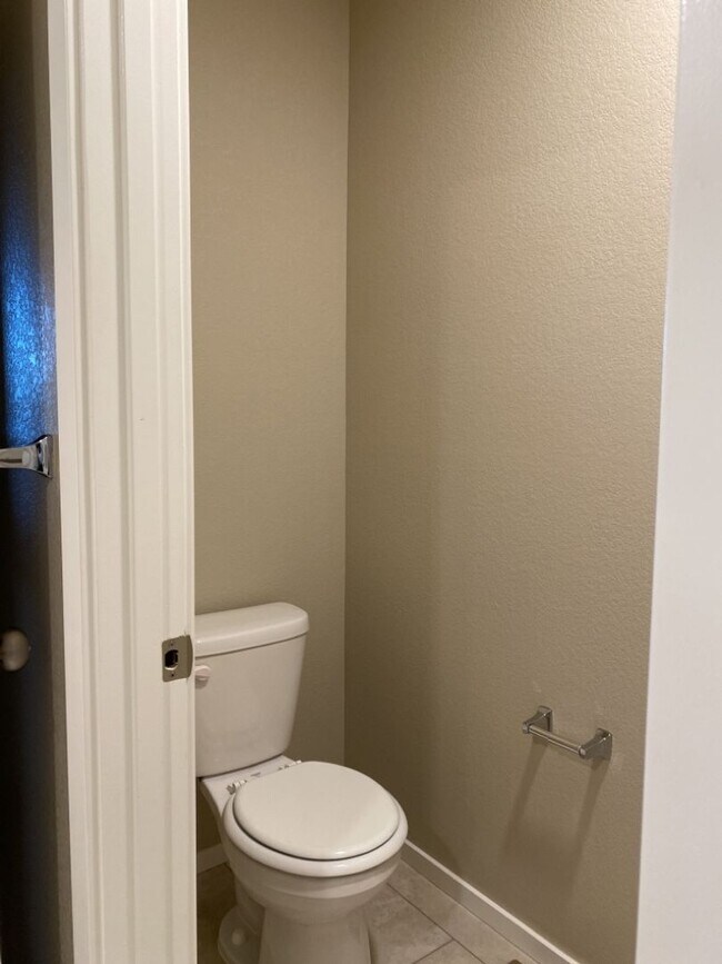 Building Photo - Beautiful Townhome 3-Bedroom / 2.5-Bath Near Walking Trail, Park