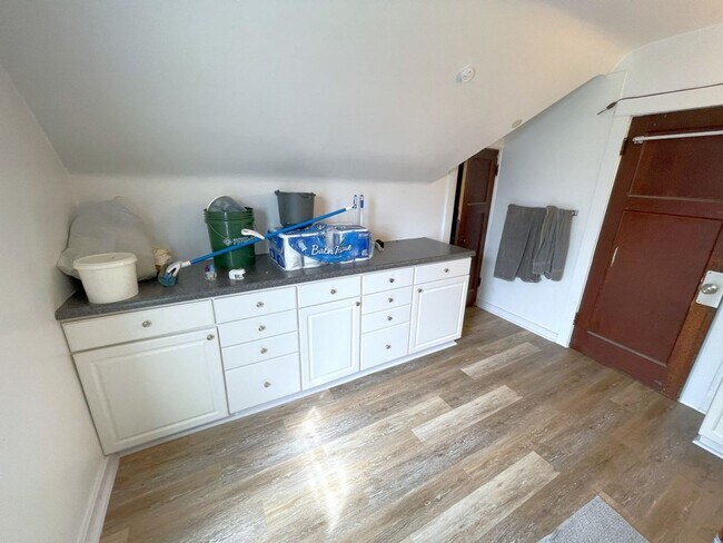 Building Photo - 30 Lathrop St
