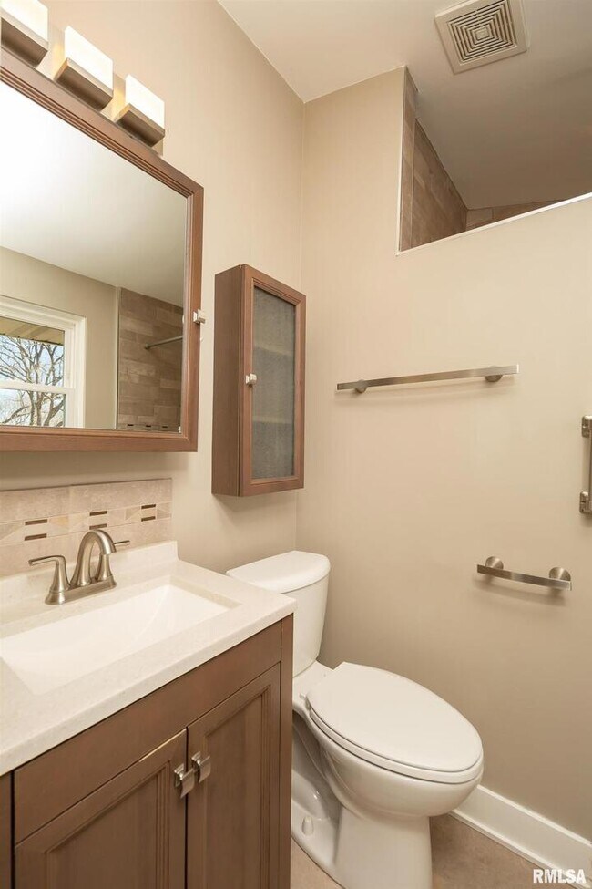 Building Photo - 4640 5th Ave